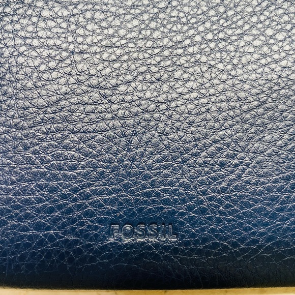 Fossil Cowhide Corner Zip Around Passport/Wallet - Picture 4 of 13
